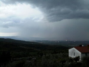 Ein Gewitter kämpft sich heran.